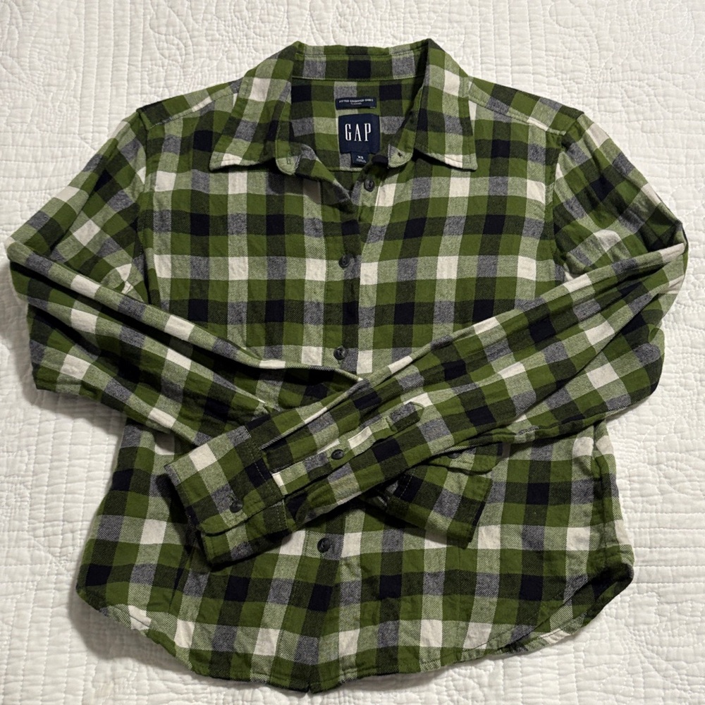 GAP Women's Green and Black Plaid Button Down Fitted Cropped flannel shirt